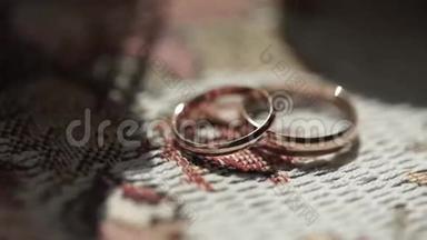 银婚戒指。 银或钛结婚戒指。 结婚戒指